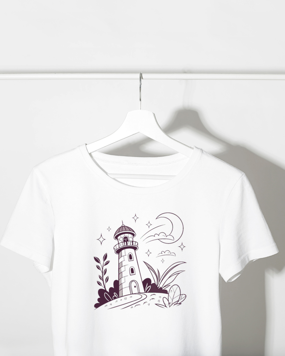 T-shirt avec un motif sobre d'un phare illuminé sous une lune apaisante
