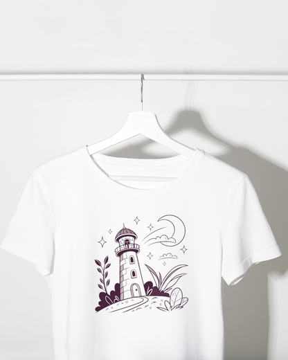 T-shirt avec un motif sobre d'un phare illuminé sous une lune apaisante