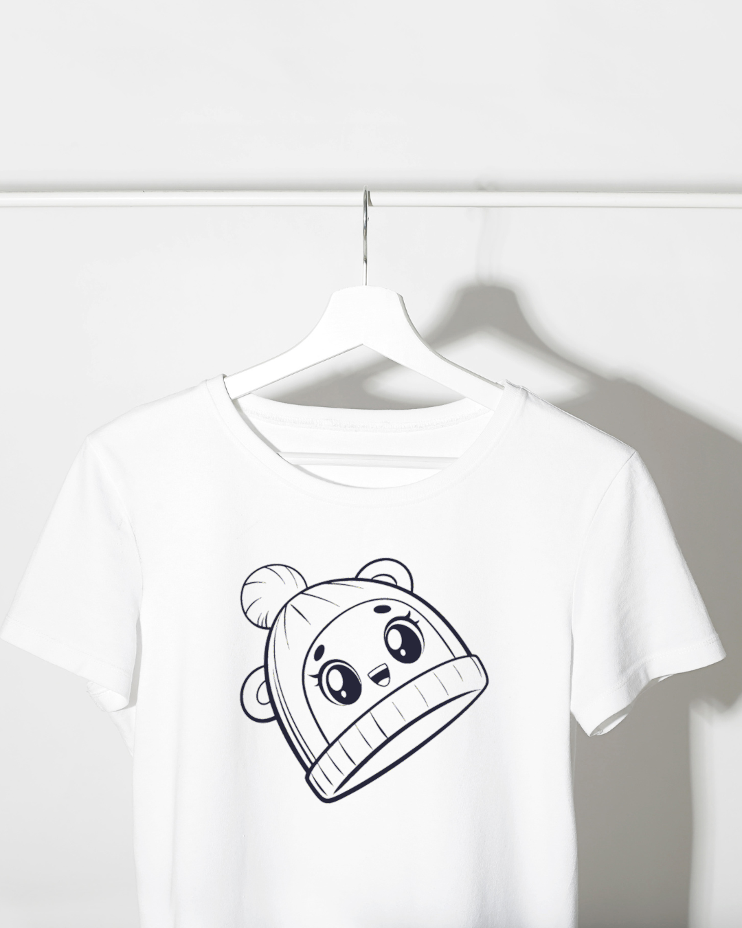 T-shirt avec motif bébé kawaii en bonnet, un ajout adorable à votre garde-robe.