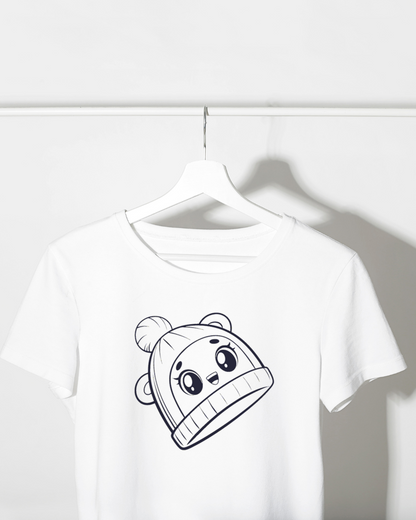 T-shirt avec motif bébé kawaii en bonnet, un ajout adorable à votre garde-robe.