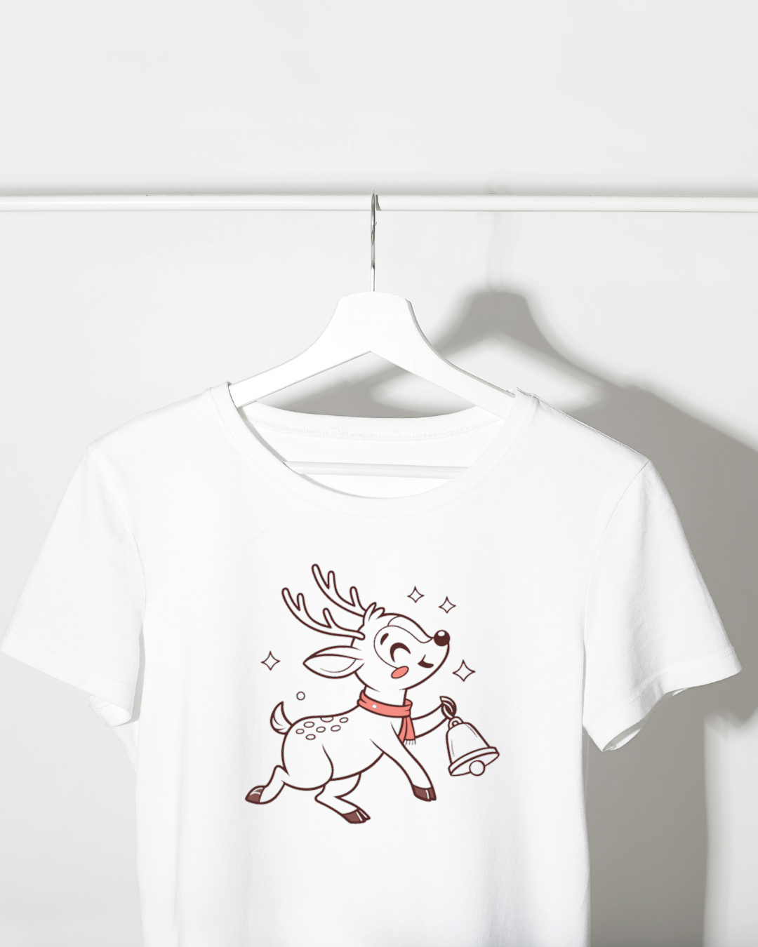 T-shirt festif avec un renne joyeux et cloche, ambiance hivernale élégante et joyeuse
