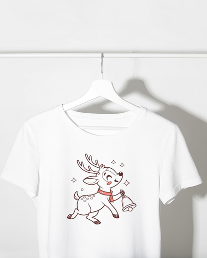 T-shirt festif avec un renne joyeux et cloche, ambiance hivernale élégante et joyeuse