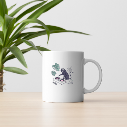 Mug avec panthère DJ au style vectoriel vibrant dans une ambiance musicale jungle