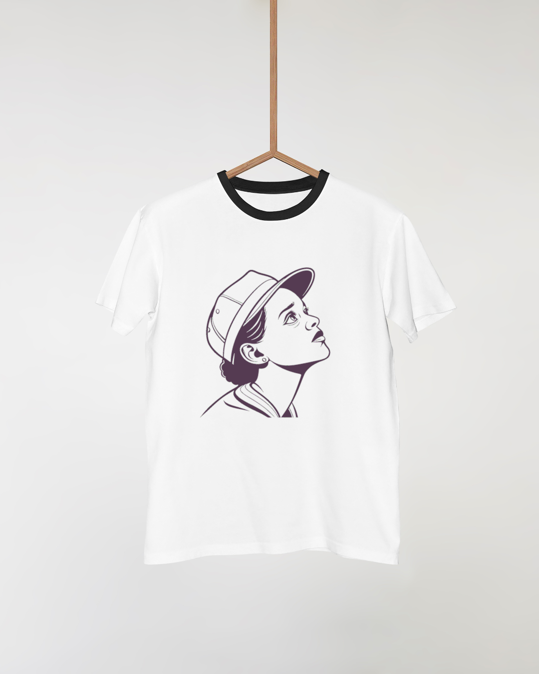 T-shirt avec design minimaliste, jeune fille rêveuse et style artistique élancé