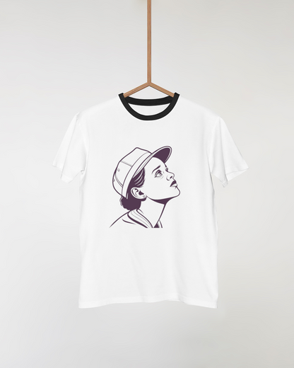 T-shirt avec design minimaliste, jeune fille rêveuse et style artistique élancé