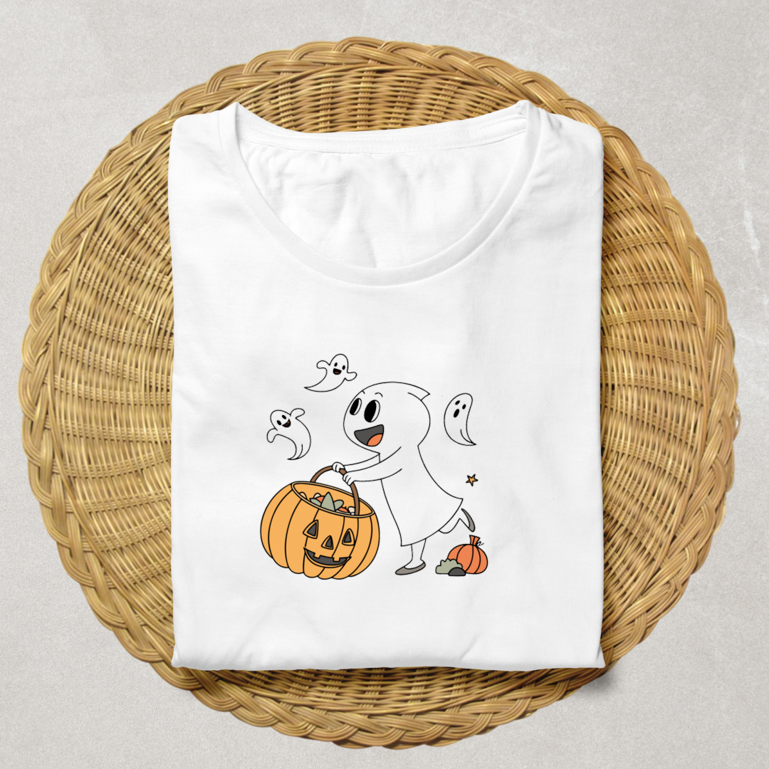 T-shirt festif avec un fantôme joyeux et une citrouille dans un style Halloween