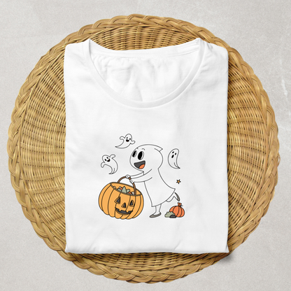 T-shirt festif avec un fantôme joyeux et une citrouille dans un style Halloween