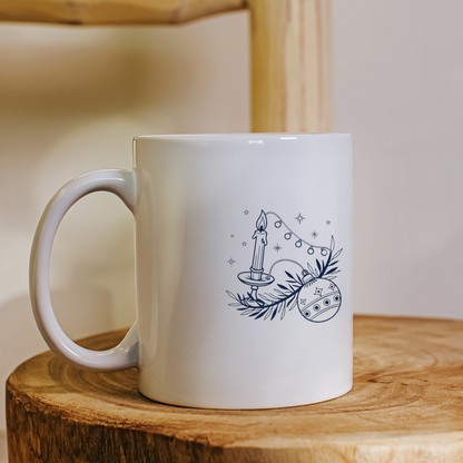 Mug avec design vintage et éléments hivernaux, bougie et boule festive