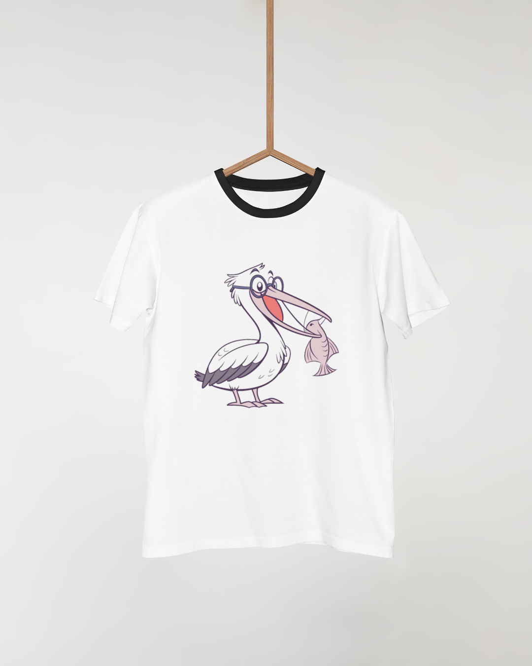 T-shirt aventure marine avec pélican cartoon attrapant un poisson joyeux