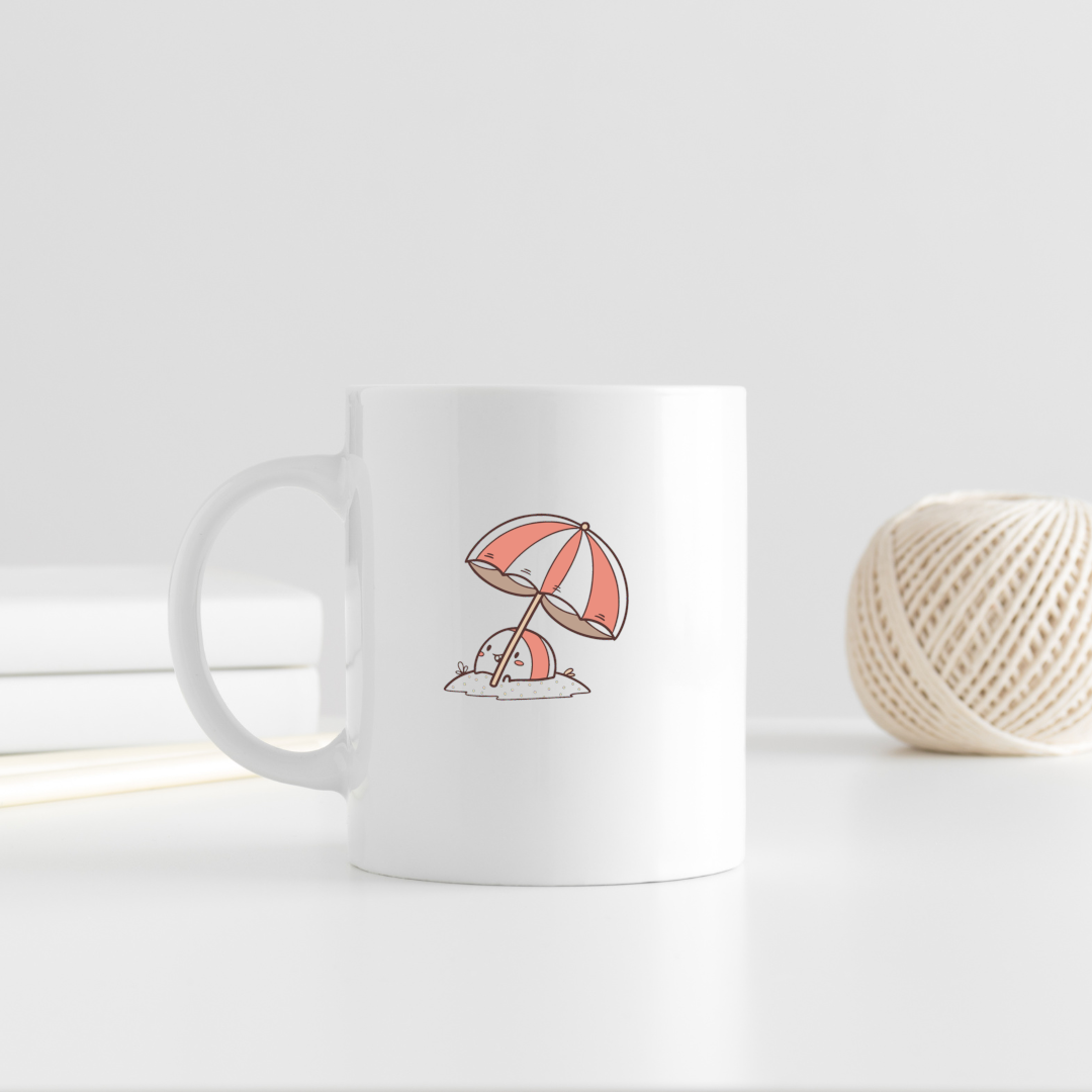 Mug décoré avec une balle de plage pastel pour un style été ensoleillé