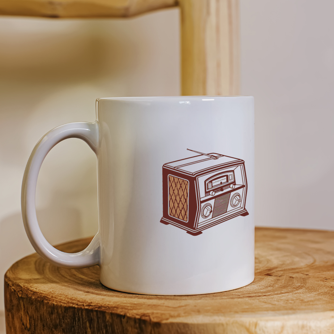 Dessins sur mug avec radio vintage, ajoute une touche d'élégance rétro.