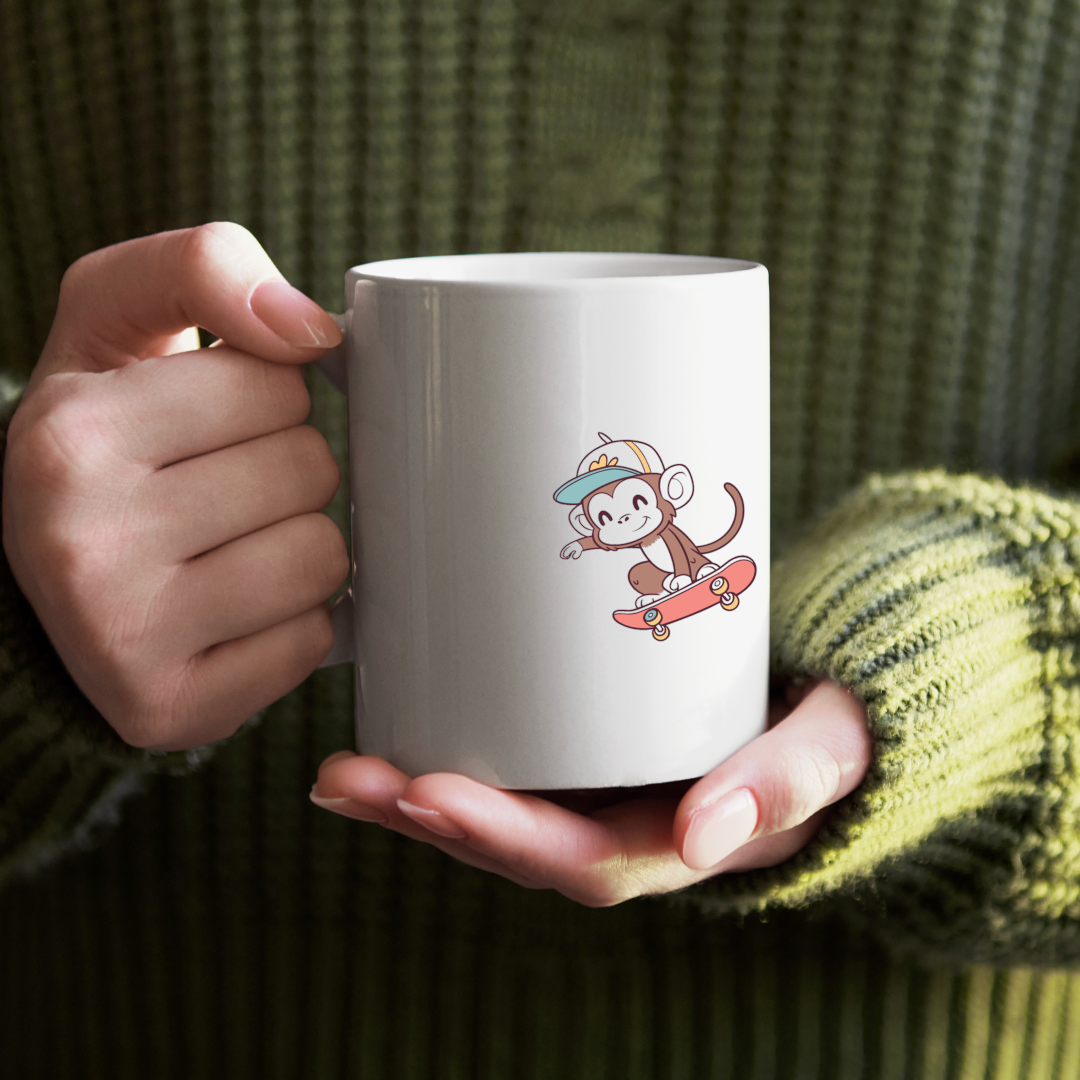 Mug décoré avec un singe skateur enjoué au style urbain et cartoon