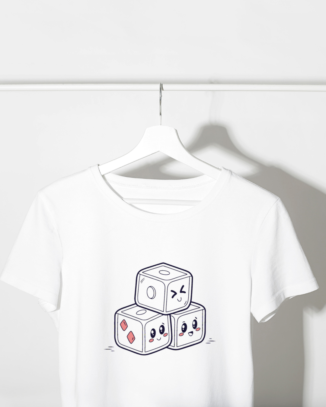 T-shirt joyeux avec dés kawaii empilés dans une ambiance ludique
