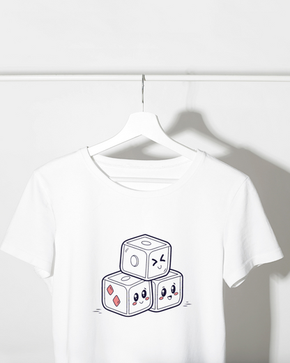 T-shirt joyeux avec dés kawaii empilés dans une ambiance ludique