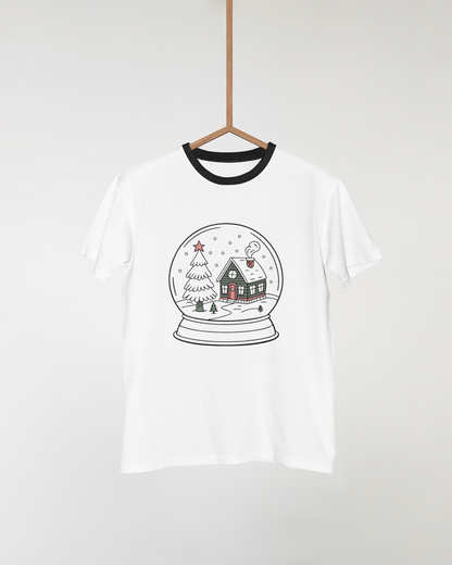 T-shirt avec design féérique de maison hivernale sous globe pour une ambiance festive