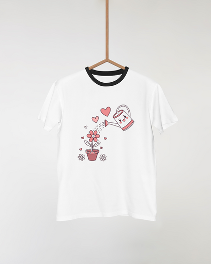 T-shirt avec arrosoir joyeux et fleur épanouie au style kawaii printanier vibrant
