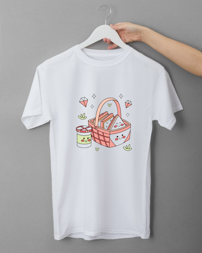 T-shirt estival avec panier de pique-nique joyeux en motifs pastel stylisés