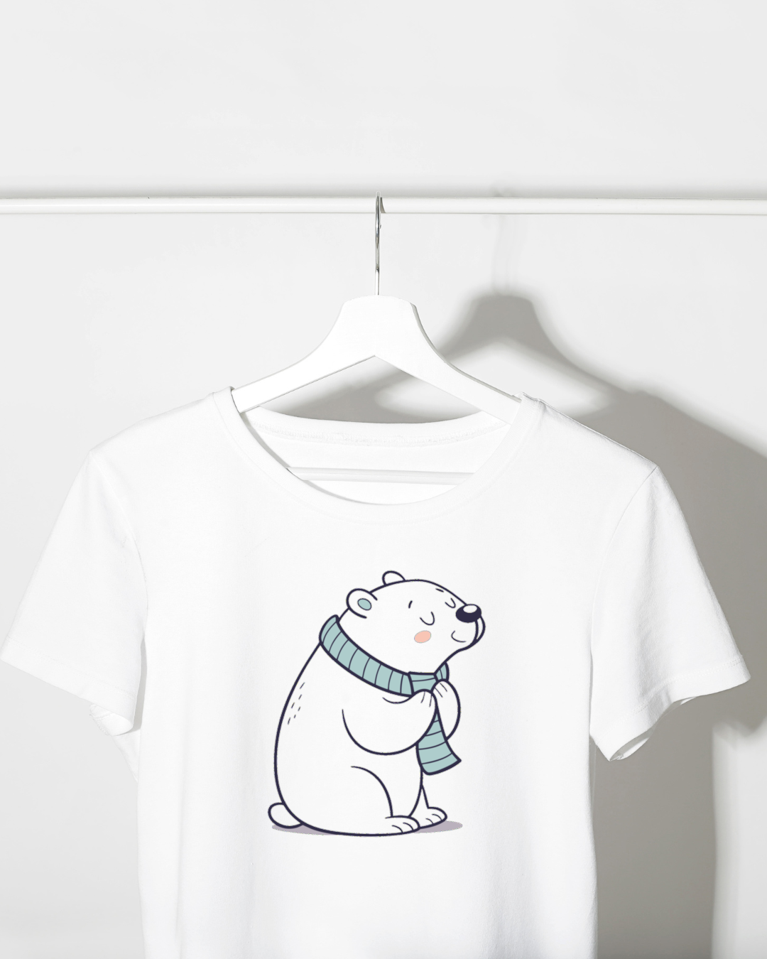 T-shirt avec un ours polaire détendu en écharpe, style apaisant et hivernal