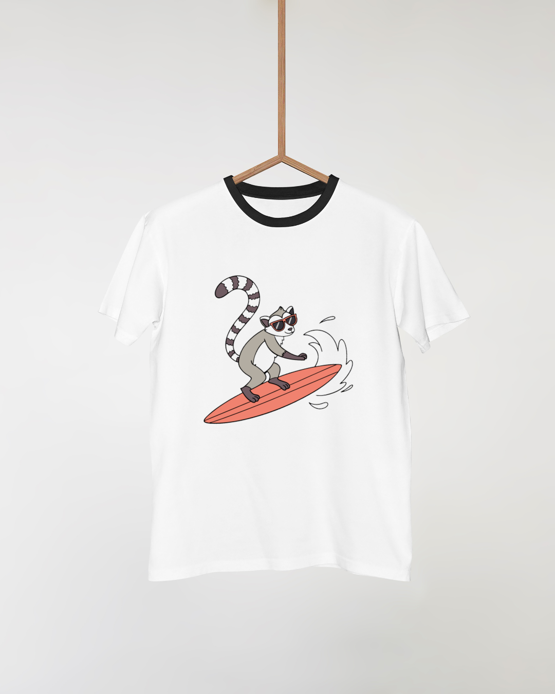 T-shirt avec design coloré d'un lémurien souriant sur une vague, style cartoon marin