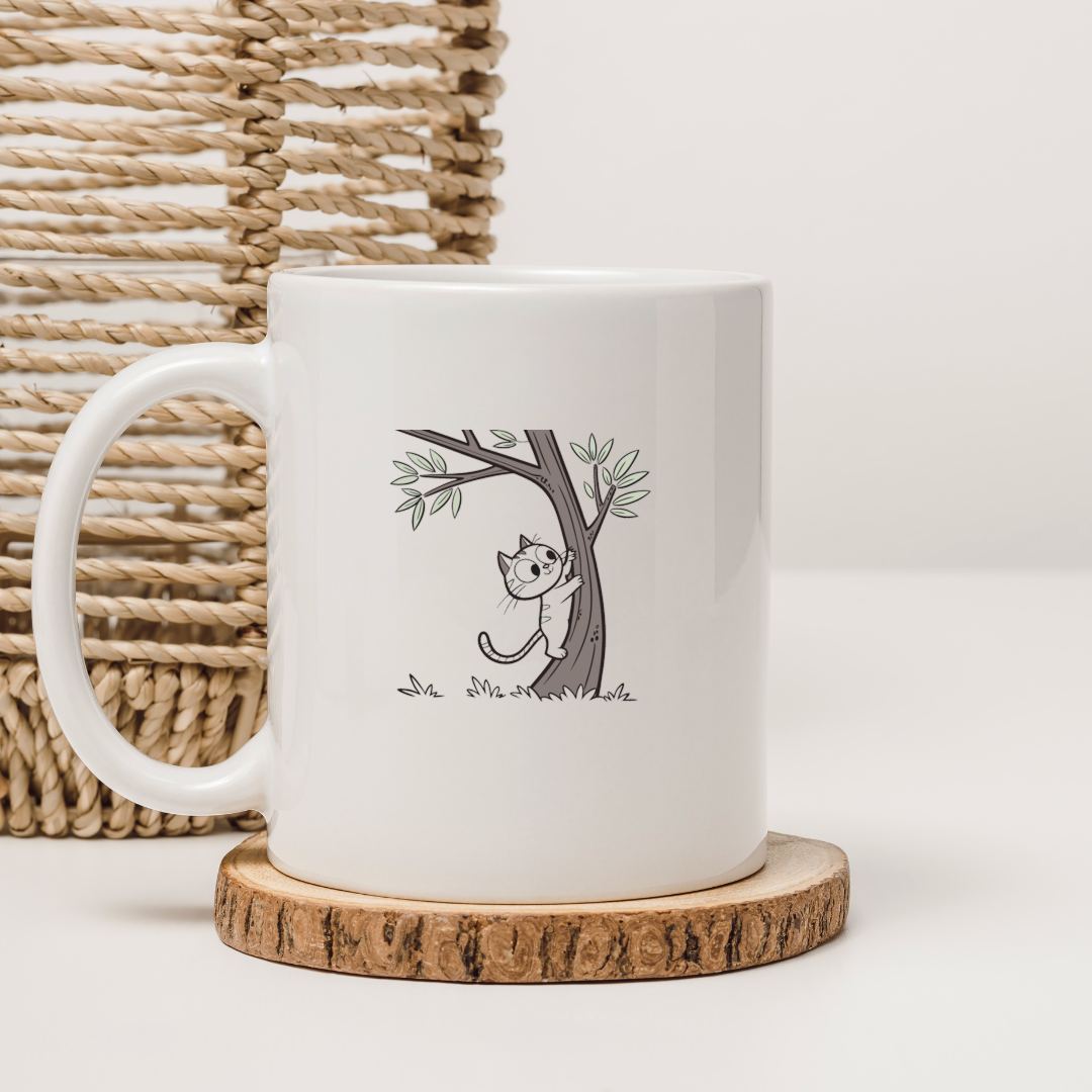 Mug amusant avec chat minimaliste grimpant sur un arbre pour une touche nature