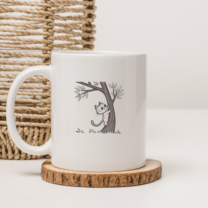 Mug amusant avec chat minimaliste grimpant sur un arbre pour une touche nature