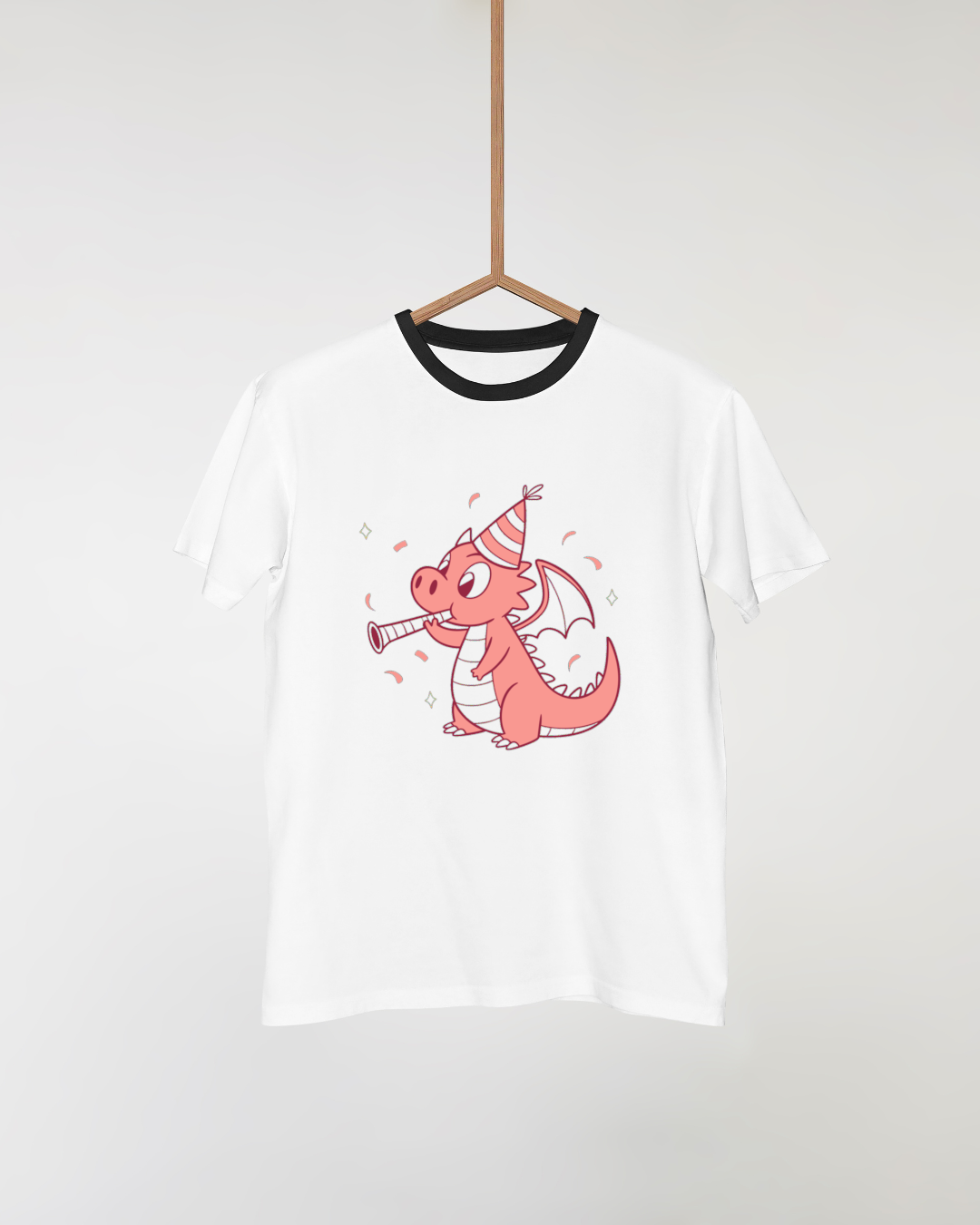 Visuel de dragon kawaii imprimé sur un t-shirt, idéal pour tenues festives