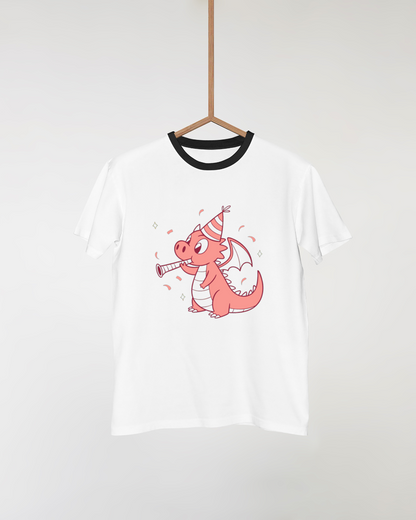 Visuel de dragon kawaii imprimé sur un t-shirt, idéal pour tenues festives