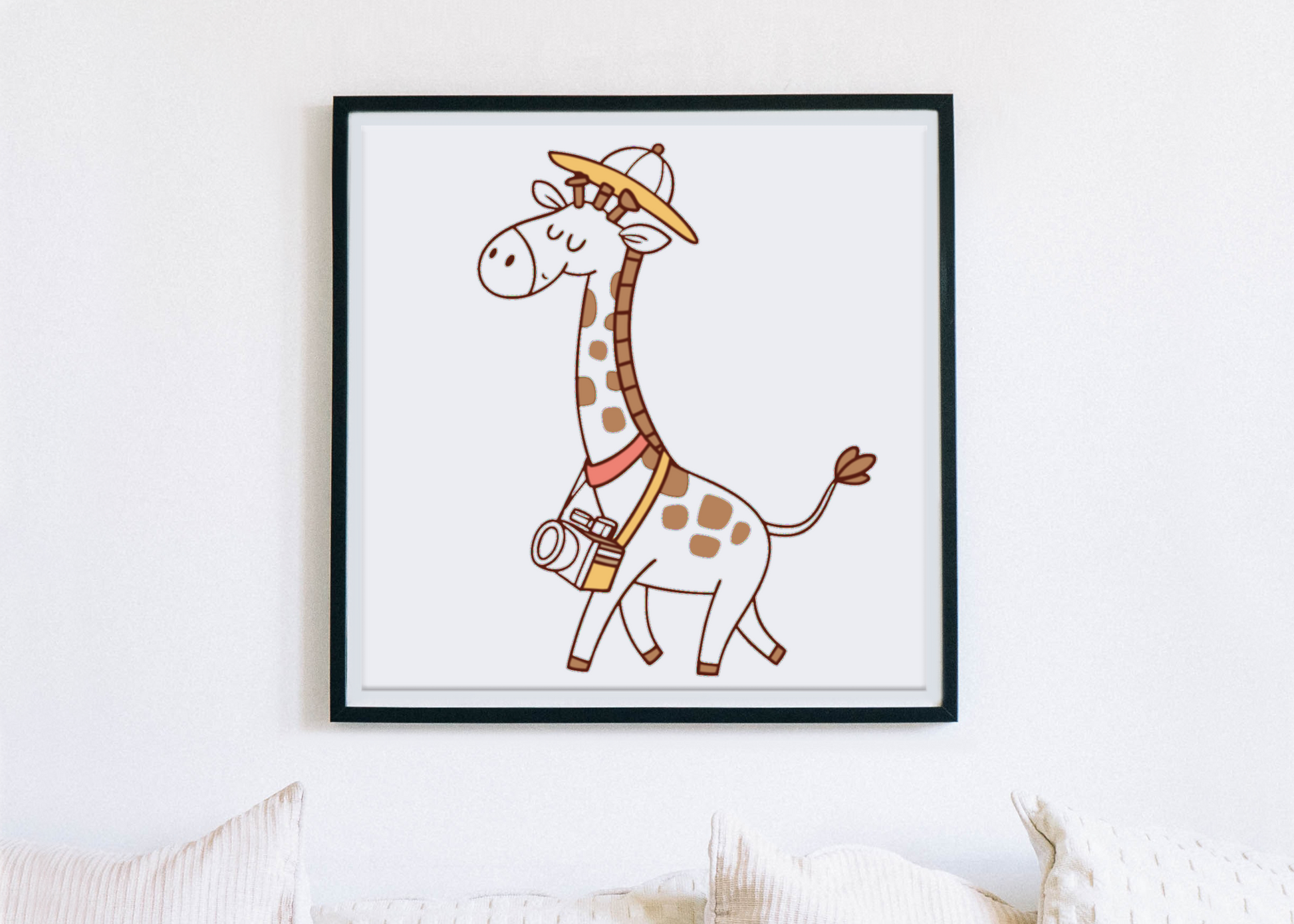 Cadre pastel avec girafe exploratrice tenant un appareil photo en mode safari aventure