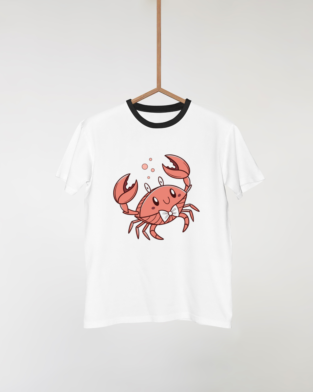 Un t-shirt orné d'un crabe kawaii assorti d'un nœud papillon dans un style marin