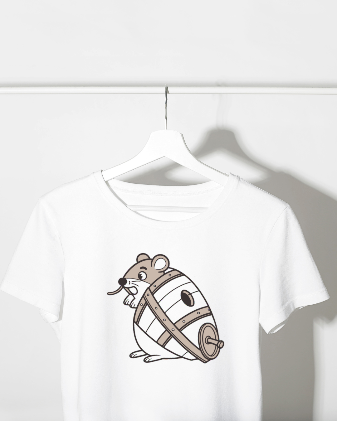 T-shirt aventure avec souris espiègle et tonneau vintage style ludique et stylé