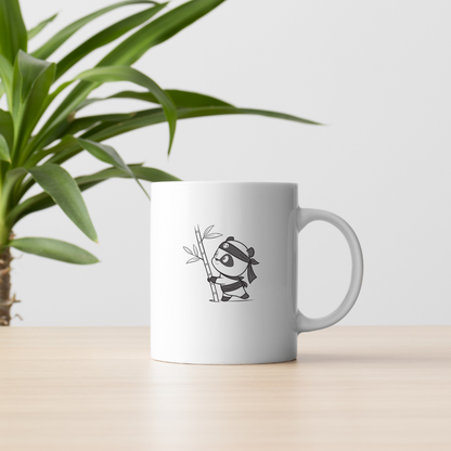 Mug décoré d'un panda ninja minimaliste en noir et blanc avec un bambou