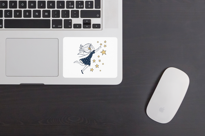 Sticker décoratif avec fée rêveuse capturant des étoiles dans un style doux et féérique