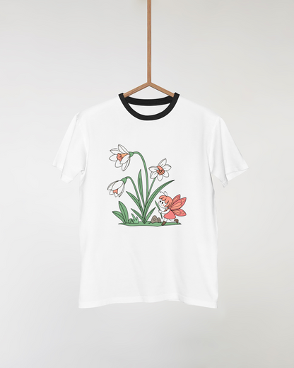 T-shirt kawaii avec fée espiègle et jonquilles dans un décor printanier joyeux