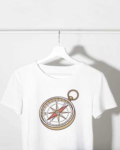T-shirt avec une boussole vintage sur fond blanc, style exploration aventureux