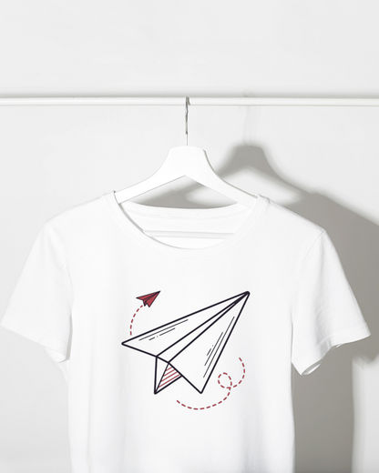 T-shirt aventure avec avion en papier volant style épuré et moderne