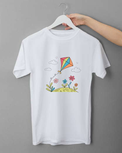 T-shirt avec un cerf-volant coloré flottant sur fond de motifs floraux printaniers