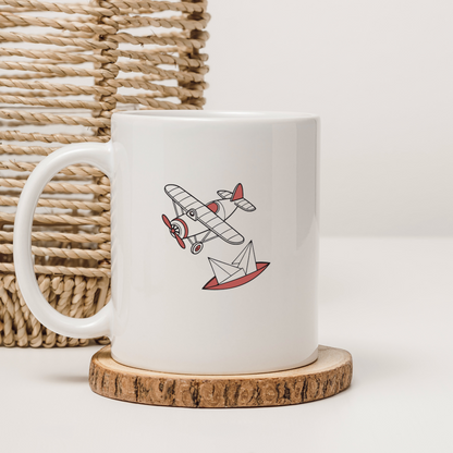 Mug rétro avec avion joueur et bateau en papier pour une aventure ludique