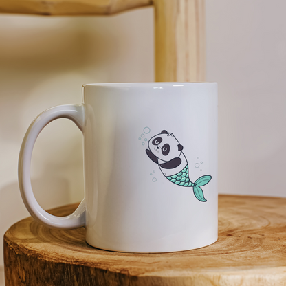 Mug avec panda sirène kawaii nageant dans un océan magique en bleu pastel