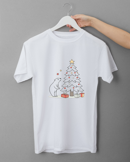 T-shirt avec ours rêveur minimaliste et sapin magique pour un Noël enchanteur