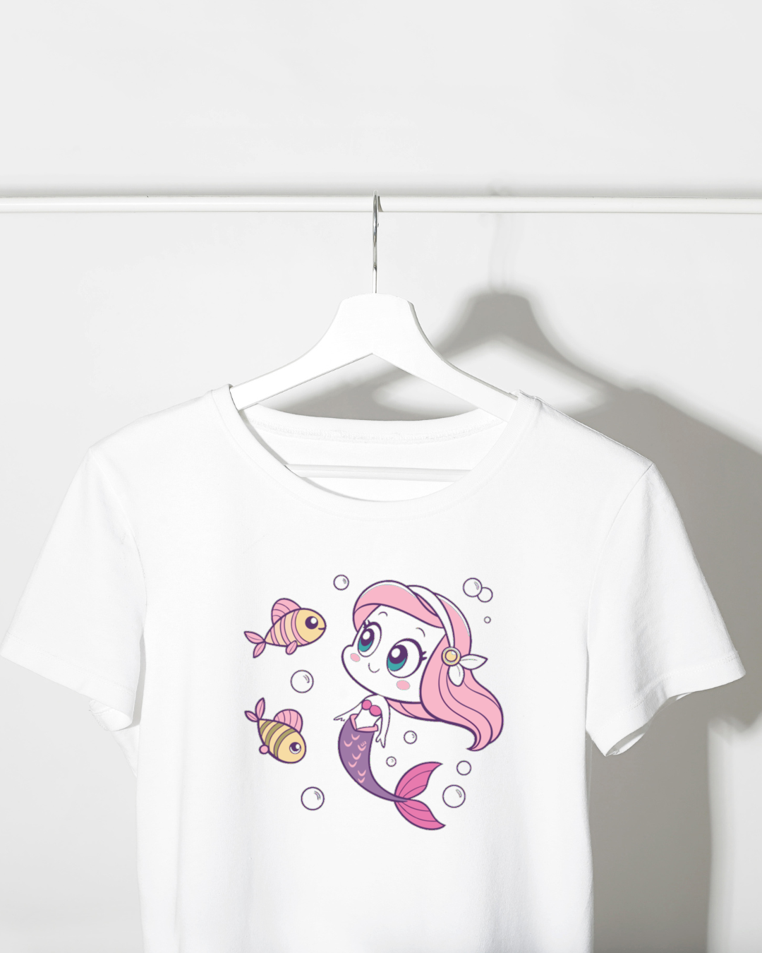 T-shirt avec motif sirène pastel joyeuse dans un décor marin vibrant et ludique