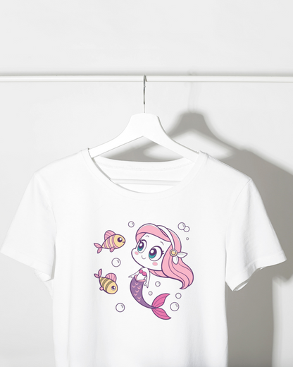 T-shirt avec motif sirène pastel joyeuse dans un décor marin vibrant et ludique