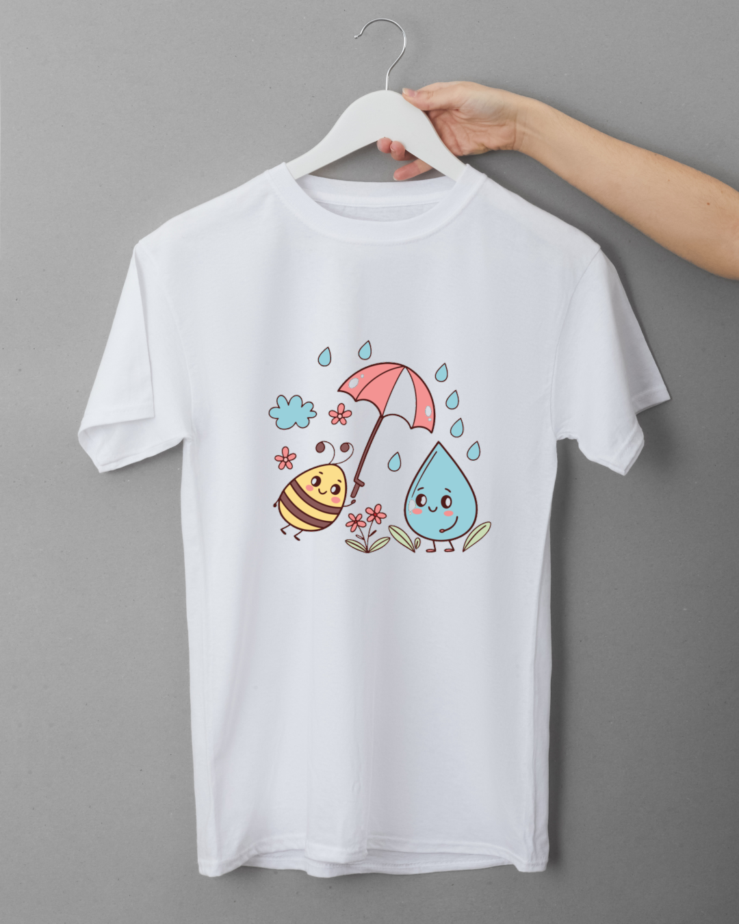 T-shirt pastel décoré d'une abeille souriante sous la pluie ambiance printanière