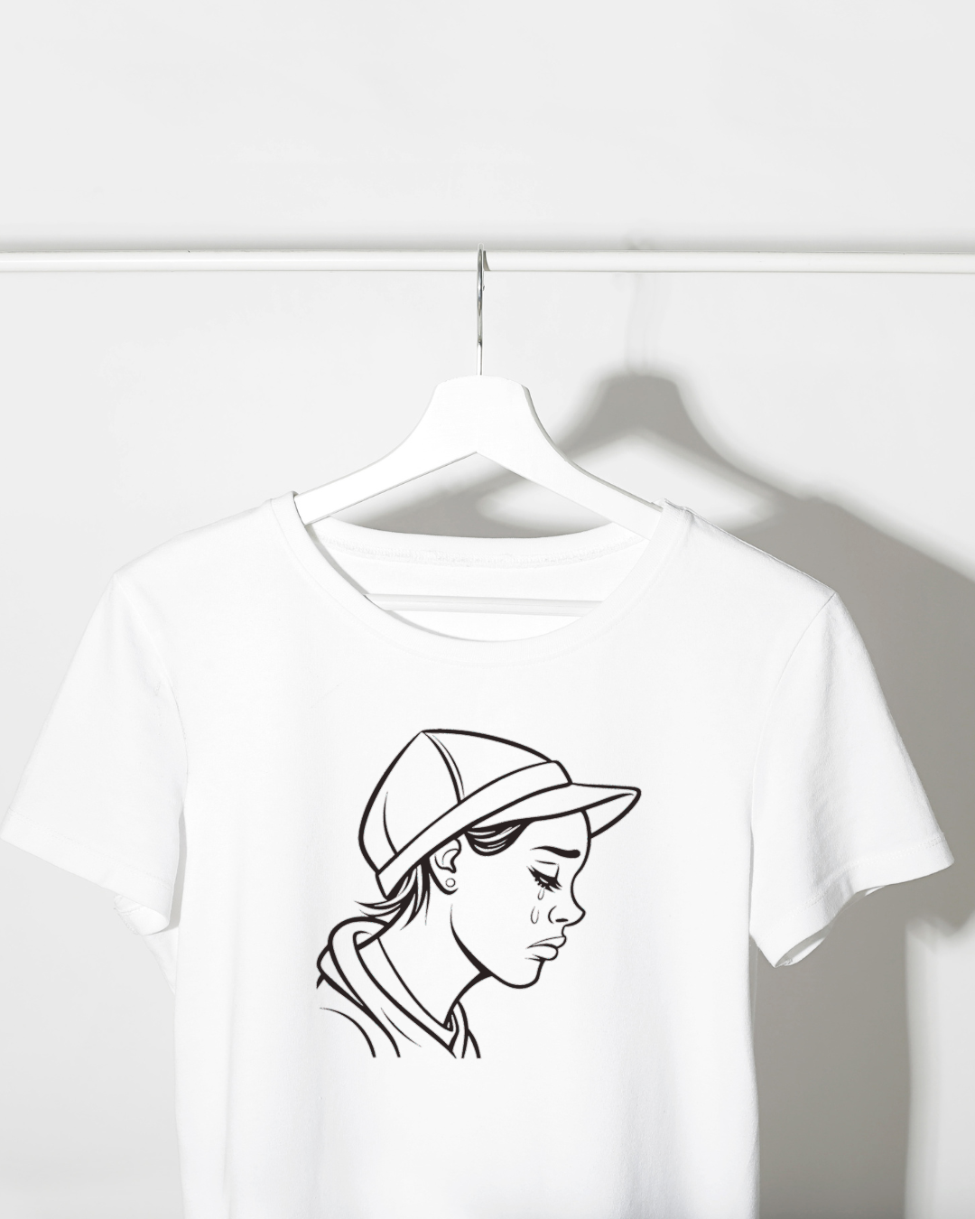 T-shirt orné d'une icône stylisée de jeune fille émotionnelle avec casquette