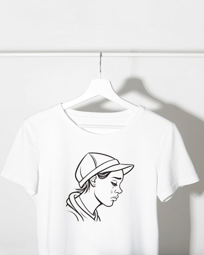 T-shirt orné d'une icône stylisée de jeune fille émotionnelle avec casquette