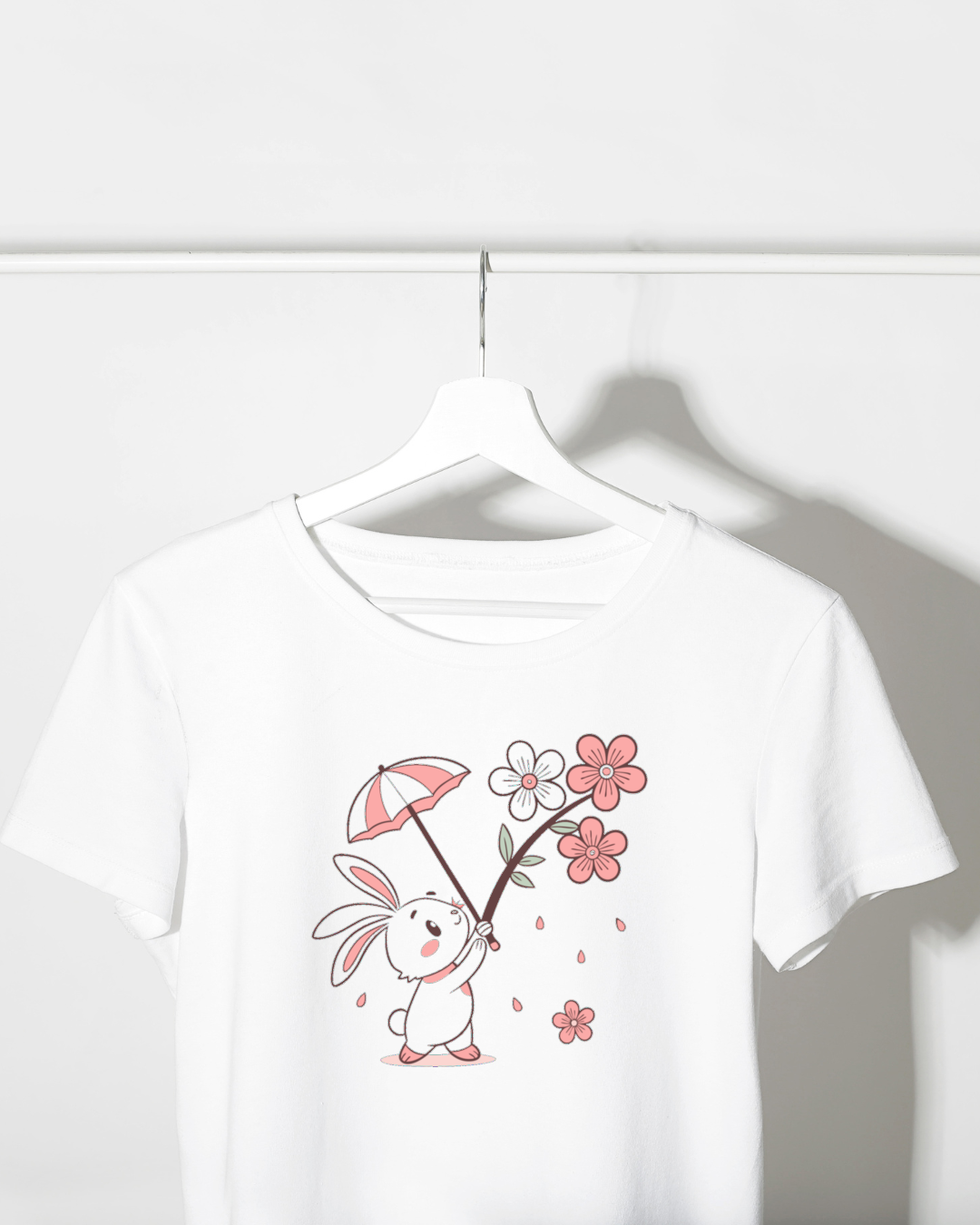T-shirt avec motif pastel d'un lapin joyeux sous parapluie fleuri, ambiance printemps