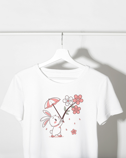 T-shirt avec motif pastel d'un lapin joyeux sous parapluie fleuri, ambiance printemps