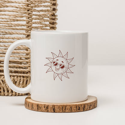 Mug estival décoré d'un soleil souriant avec lunettes évoquant l'été décontracté