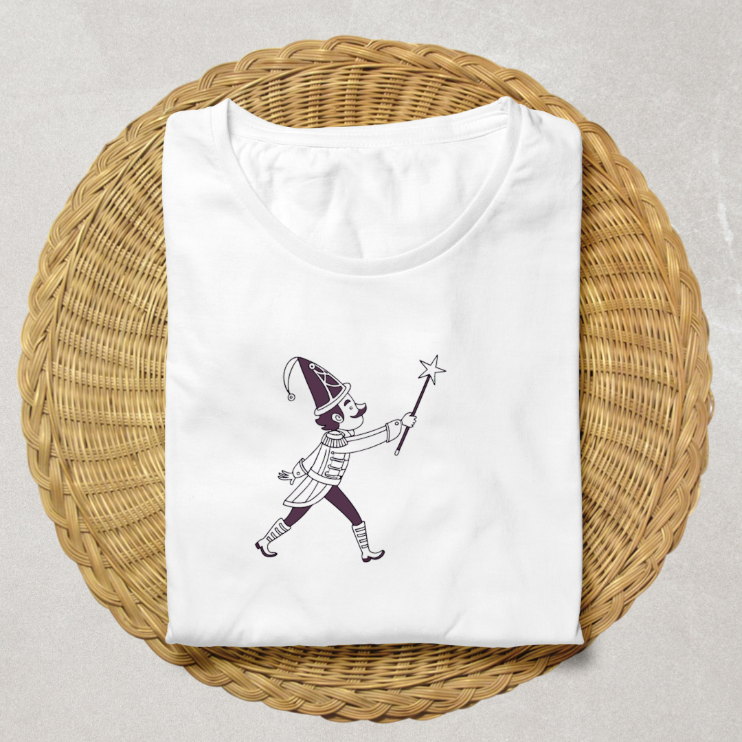 Mockup de t-shirt avec sorcier joyeux monochrome au style magique enchanteur