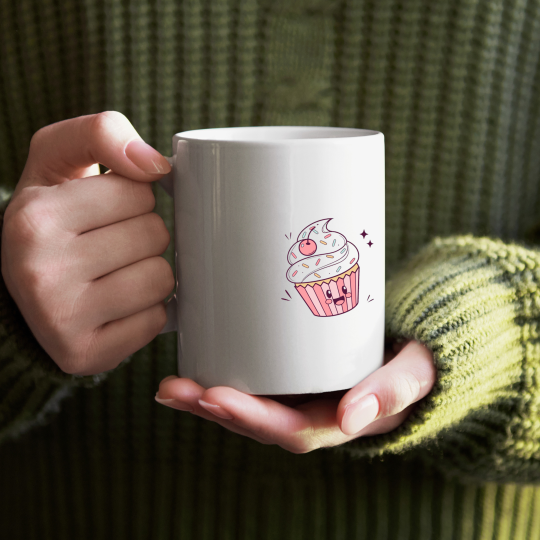 Mug avec cupcake kawaii joyeux, ajout parfait pour pauses café.