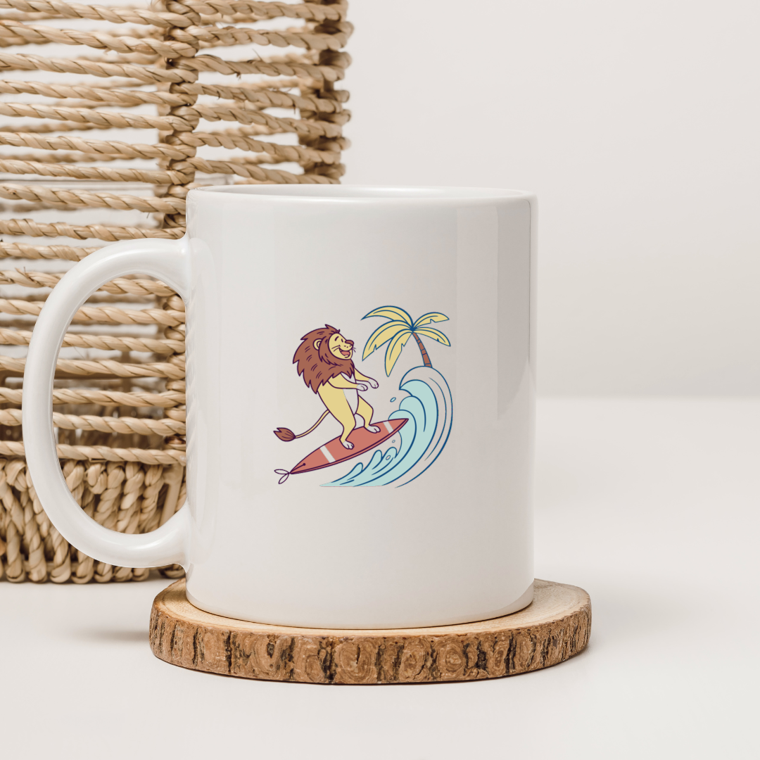 Mug coloré avec lion en surf dans un style doodle tropical et enjoué